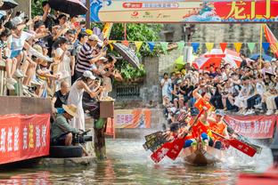 波波：打背靠背对文班是新体验 他会累但也会重新振作的