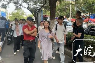 快乐无极限！游轮之旅继续，内马尔在船上打扑克，亲吻美女面颊